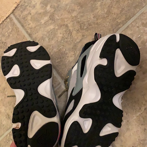 women’s Fila tennis shoe - Picture 5 of 5